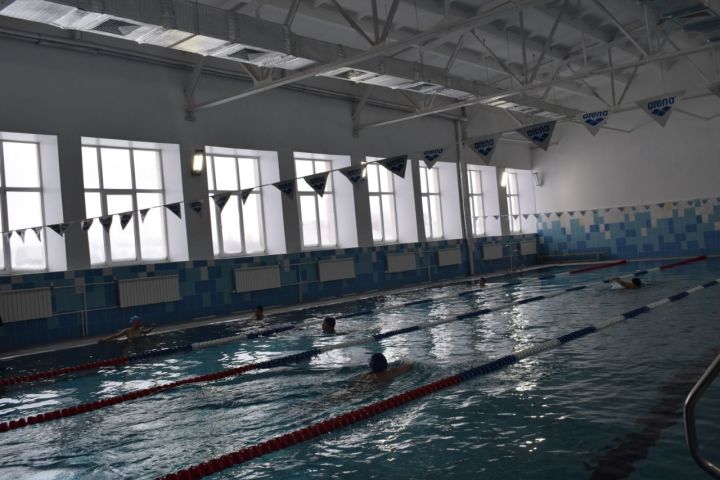 Работники образования Бавлинского района посоревновались в плавании