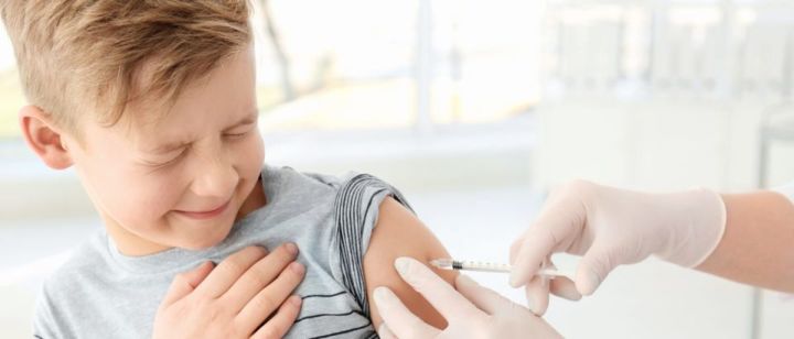 Инфекционист объяснил, нужна ли детям прививка от коронавируса