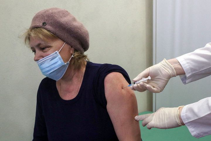 Вакцинация от COVID-19 может стать ежегодной в России