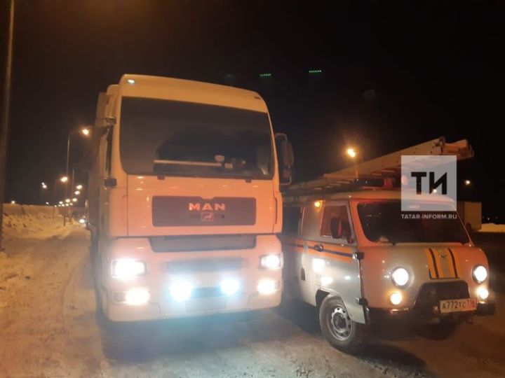 В Татарстане из-за захлопнувшейся двери водитель вызвал спасателей