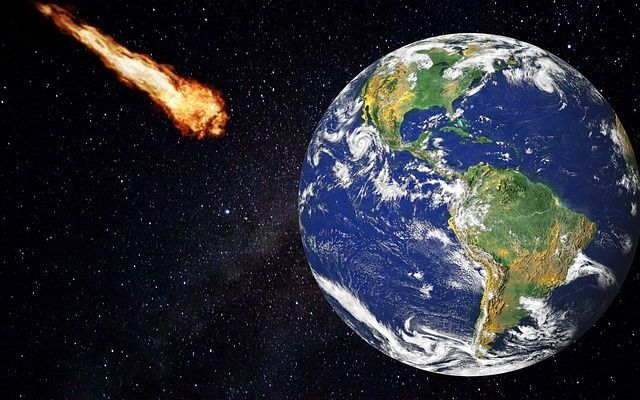 Очевидцы увидели красный и белый свет, а затем услышали взрыв: На Землю упал метеорит