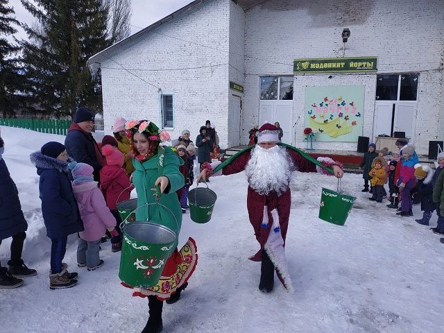 В селе Татарская Тумбарла встречают весну с Дедом Морозом