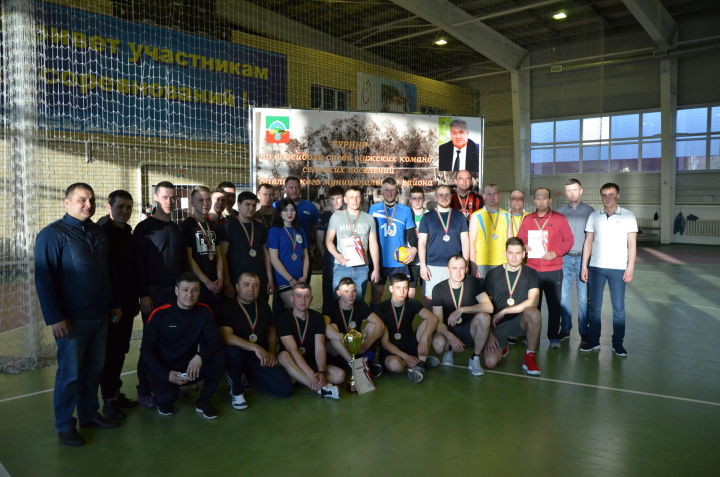 В Бавлах прошел турнир по волейболу памяти Аниса Зиярова