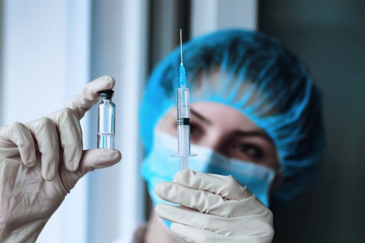 Рустам Минниханов: В Татарстане необходимо вакцинировать 10 тысяч человек в день