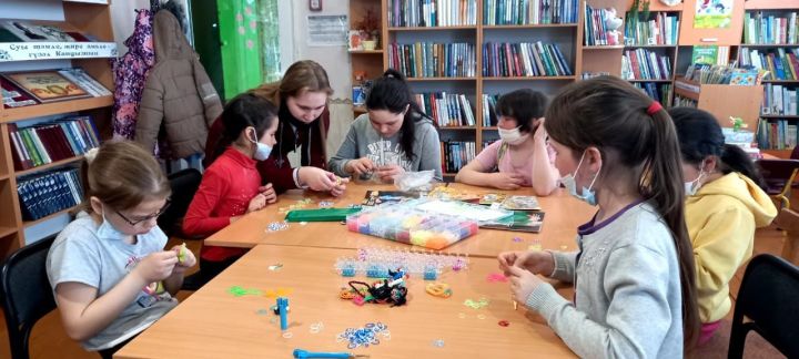 В библиотеке Бавлинского района детей учили плести браслеты