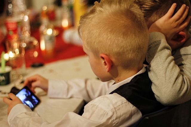 Татарстанские эксперты озвучили способ, как отучить ребенка от телефона