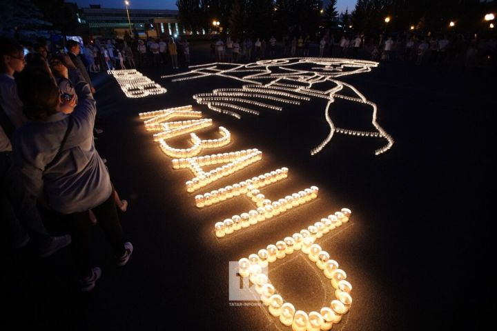 В парке Победы почтили героев войны и выложили свечами портрет Девятаева и самолет Пе-2