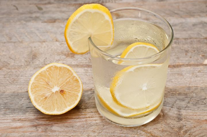 Врач рассказала об удивительном эффекте от воды с лимоном
