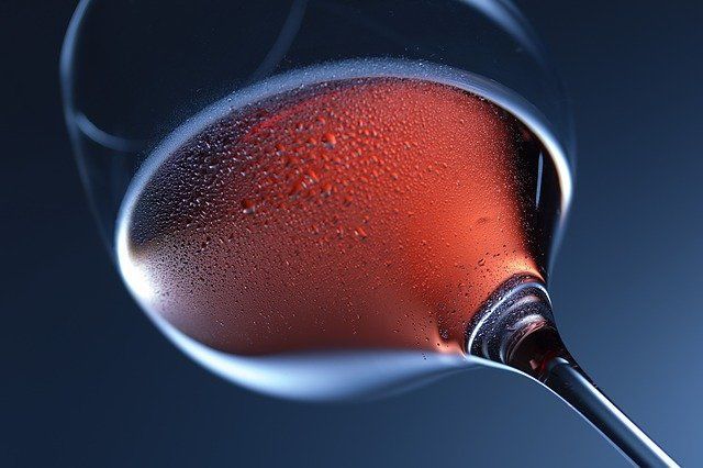 Бокал для настроения: чем полезно вино?