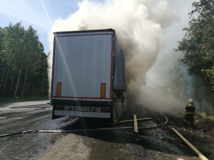 Огонь уничтожил кабину фуры и груз на трассе в Бавлинском районе (ВИДЕО)