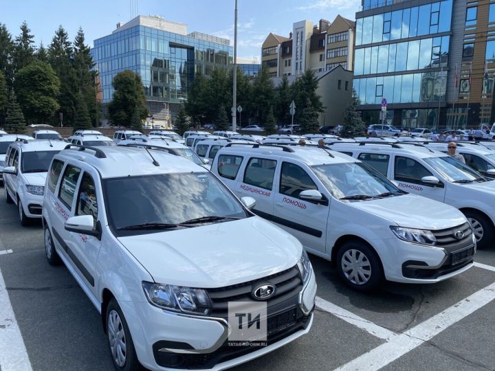Рустам Минниханов вручил фельдшерам ключи от 90 автомобилей с медицинским модулем