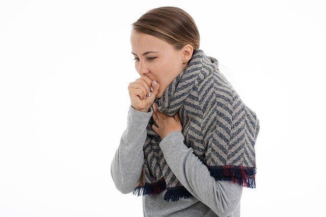 Специалист рассказал, на какие болезни указывает утренний кашель