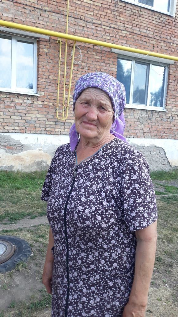 Жительница села Бавлинского района набирается энергии у родника