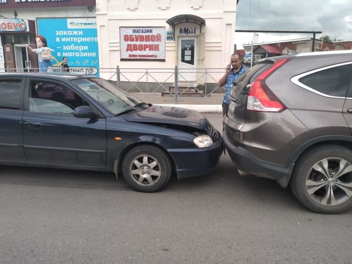 Два автомобиля столкнулись в центре Бавлов