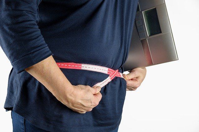 Диетолог объяснил, почему у похудевшего человека остается жир на животе