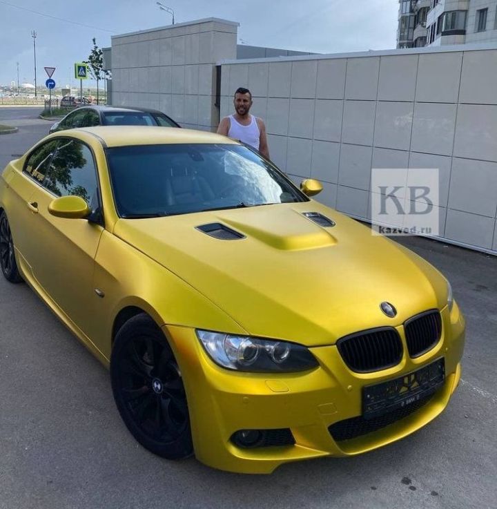В Татарстане бизнесмен на золотом автомобиле раздает деньги людям