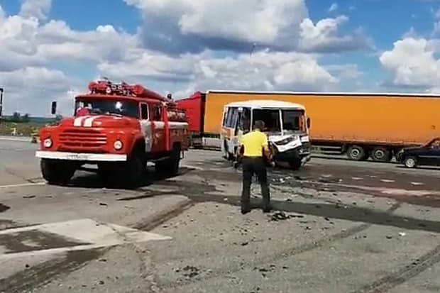 В Туймазинском районе столкнулись иномарка и автобус, пострадали дети