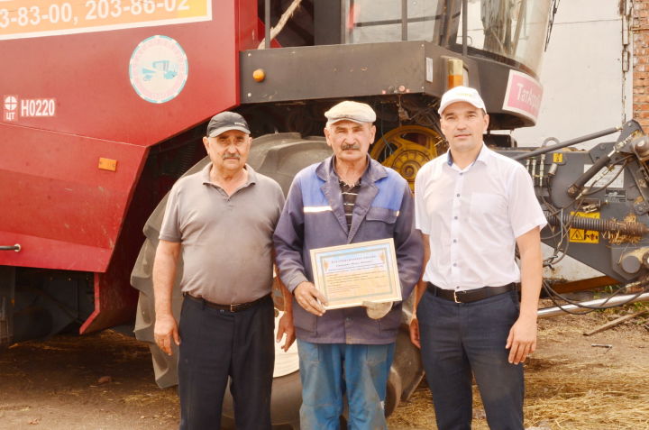 Комбайнёров хозяйства «Берёзовские зори» отметили благодарностью сельхозуправления