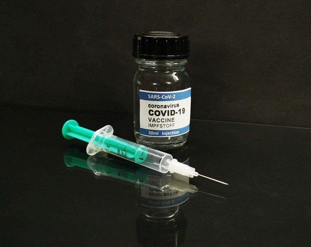 Кому необходимо вакцинироваться обязательно от COVID-19?