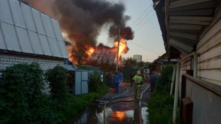 В соседнем городе огонь уничтожил сразу три дома