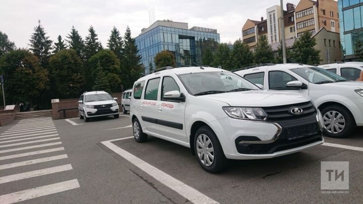 Алексей Песошин вручил Бавлинской ЦРБ семь новых автомобилей