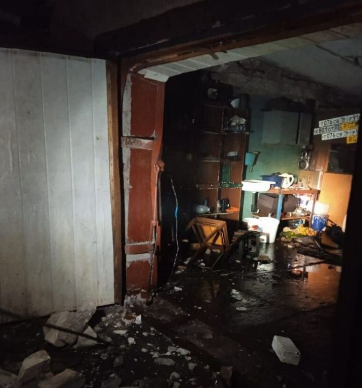 В Альметьевске после взрыва газового баллона обрушилась стена гаража