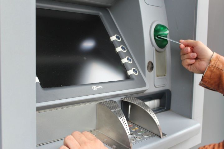 Россиядә банкоматларда картага акча салуны контрольдә тотуны көчәйтергә мөмкиннәр