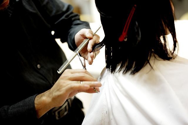 Женщина отсудила 270 тысяч долларов у парикмахерской за плохую прическу