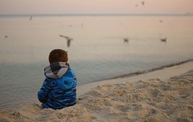 Психолог: дети чувствуют себя одинокими, потому что взрослые много работают