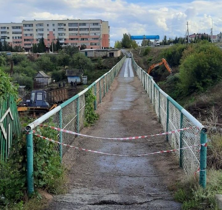 Пешеходный мост в микрорайоне Бавлов закрыт на реконструкцию