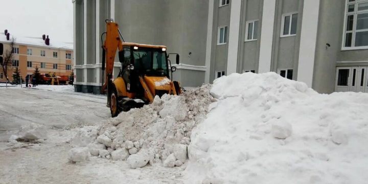 Снежная аномалия: бавлинские коммунальщики работают не переставая