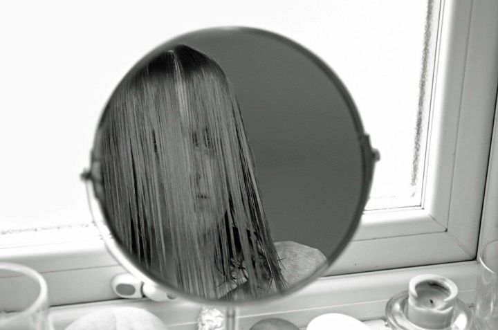 Слезы и зеркало: почему нельзя смотреться в зеркало по приметам