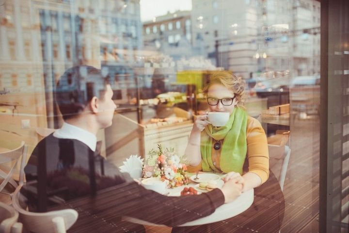 Опрос: некоторые женщины уверены, что на первом свидании каждый должен платить сам за себя в ресторане