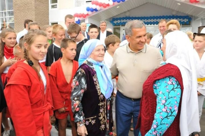 Рустам Минниханов в День пожилых людей предложил позвонить своим родителям