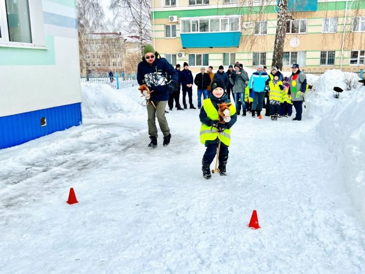 В Альметьевске папы с детьми соревновались в знании ПДД