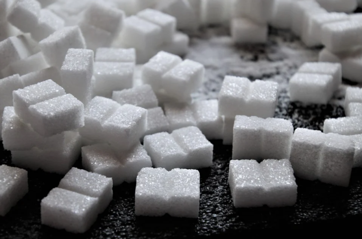 Диетолог не рекомендует хранить дома большие запасы сахара