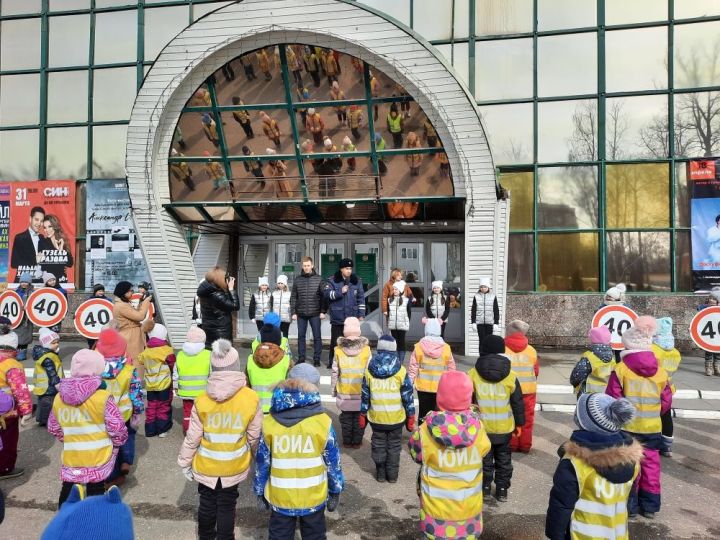 В Татарстане юные инспектора движения устроили флешмоб