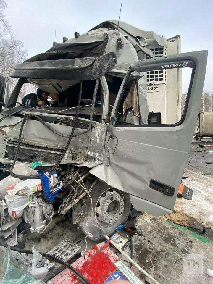 В Татарстане фура на полном ходу влетела в грузовик на заправке, водителя зажало в кабине