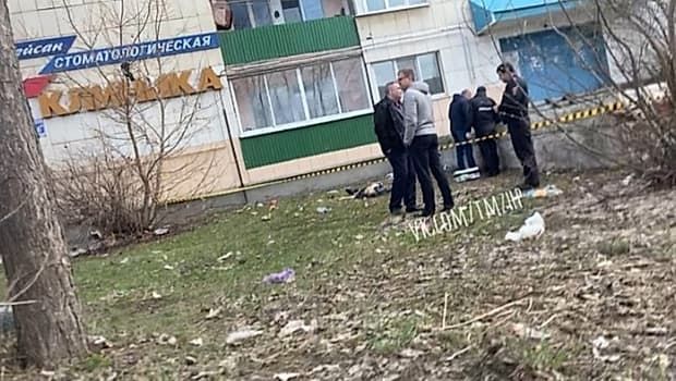 В Октябрьском под окнами многоэтажного дома нашли тело неизвестного