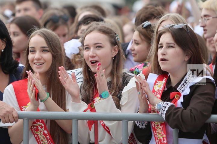 Во всех школах России рекомендовано провести выпускные и последние звонки в очном формате