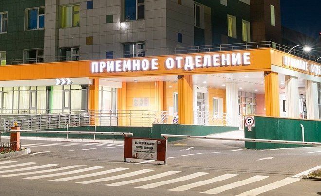В Татарстане ребенок облокотился на москитную сетку и выпал из окна