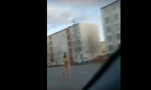 В Татарстане голая женщина стояла посреди машин на проезжей части
