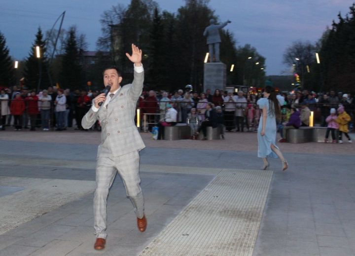 Звёзды татарстанской эстрады выступили в День Победы в Бавлах