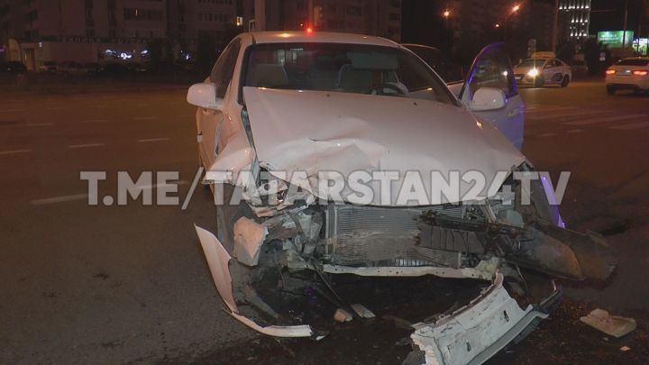 Два человека пострадали в ночной аварии в Татарстане