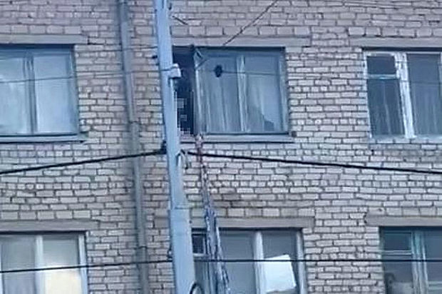 В Башкирии ребенок пытался сбежать из окна пятого этажа