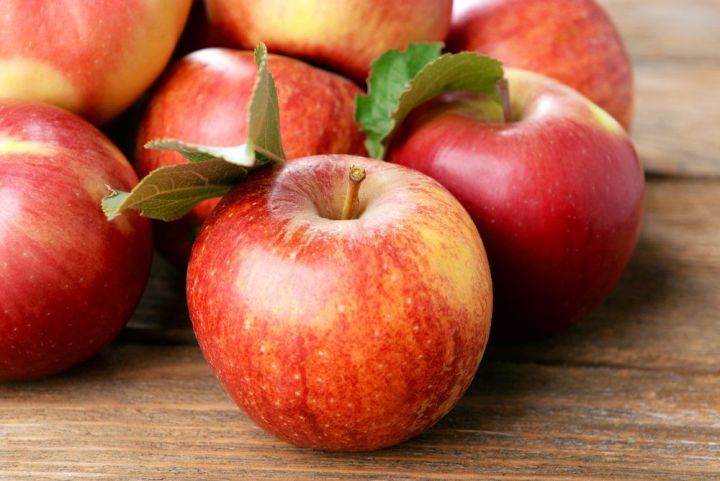 Чем нужно подкормить яблоню в конце июля, чтобы был сочный урожай