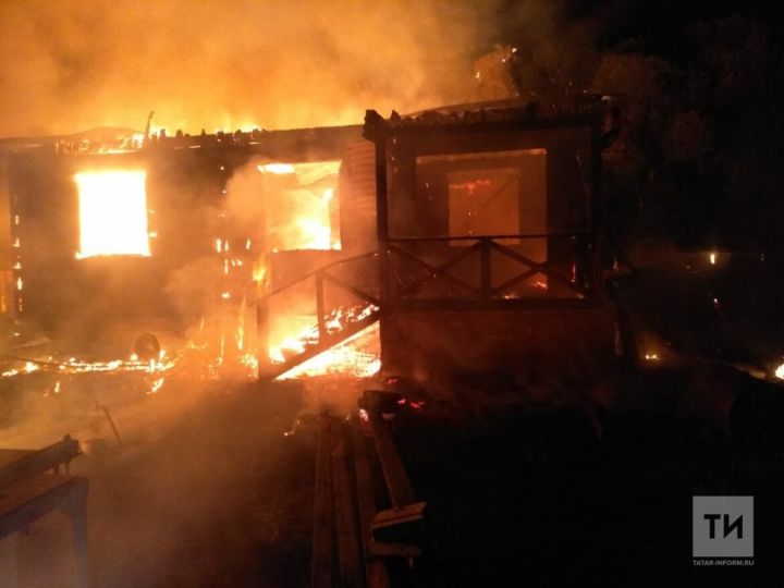 Ночью в Альметьевске сгорели два частных дома, пожарные обнаружили в завалах тело мужчины