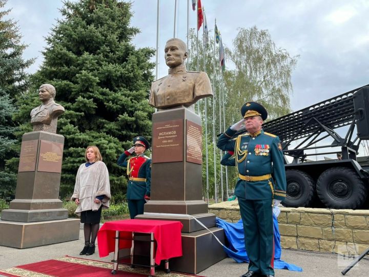 В Татарстане ко Дню танкиста открыли бюст Героя России Дамира Исламова