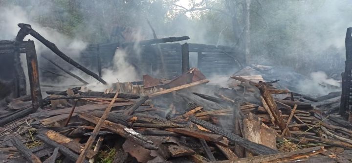В селе Бавлинского района огнём уничтожен сарай