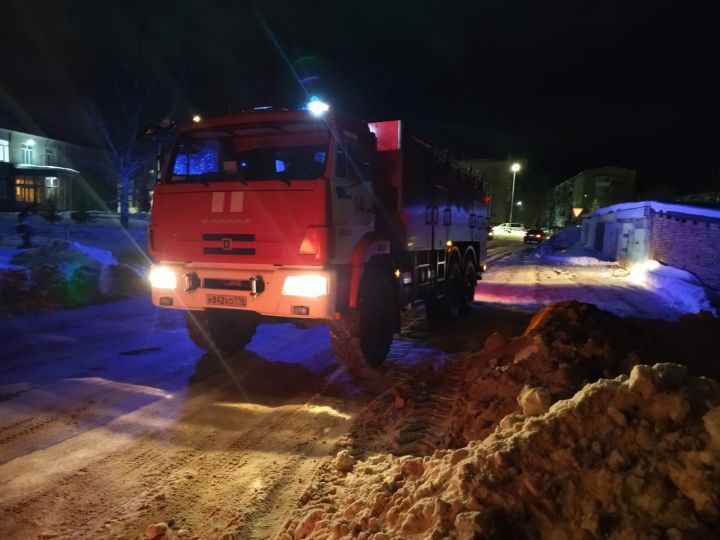 В Бавлах огонь повредил гараж